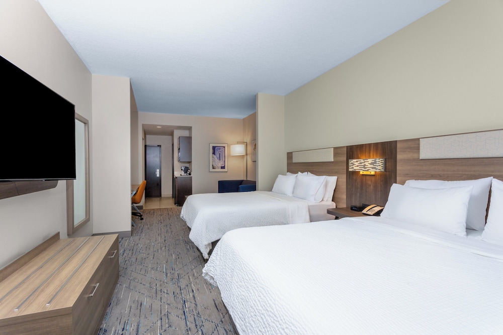 Suite, 2 Queen Beds, Extra Floor Space, Sofa