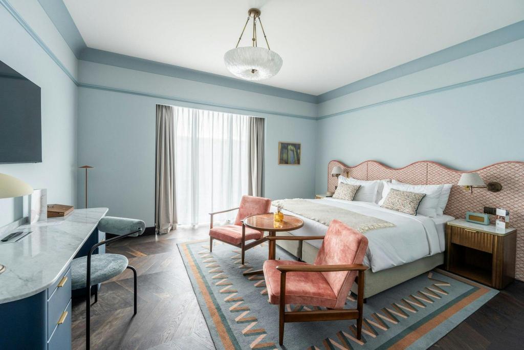 Heritage, Guest Room, King Bed, King or Queen Bed