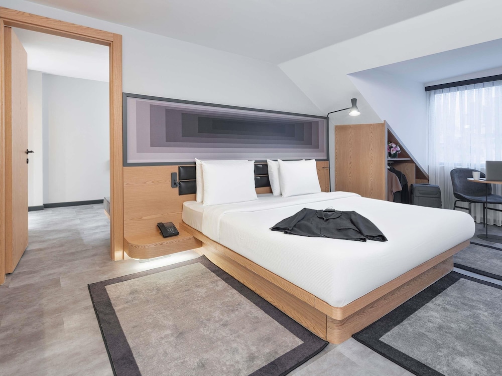 SUITE, KING BED