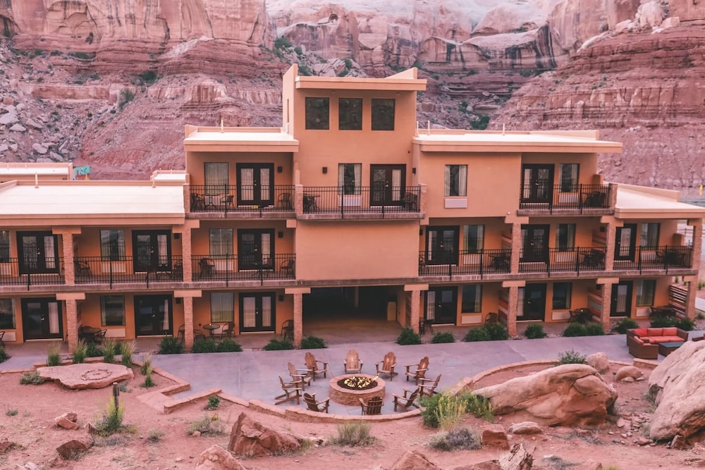 Bluff Dwellings Resort 3/67