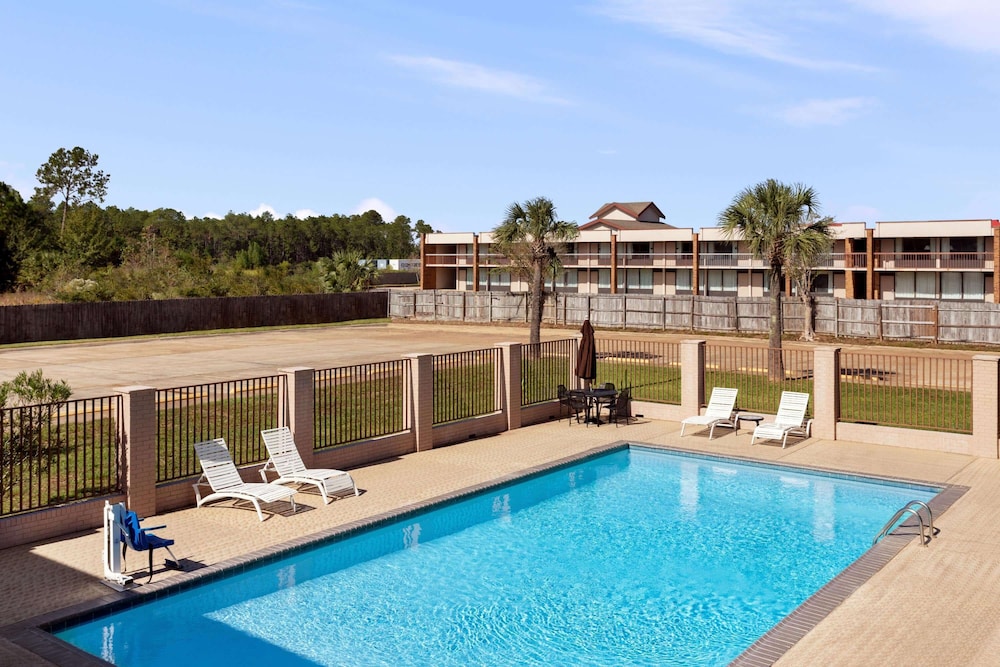 Super 8 By Wyndham Gulfport Near Biloxi 53/57