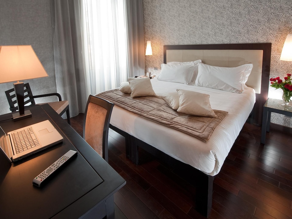 Fiume Hotel 12/53
