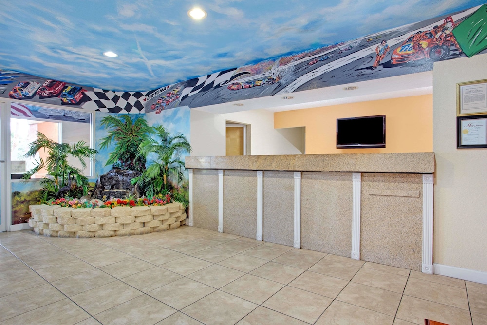 Super 8 by Wyndham Daytona Beach photo3