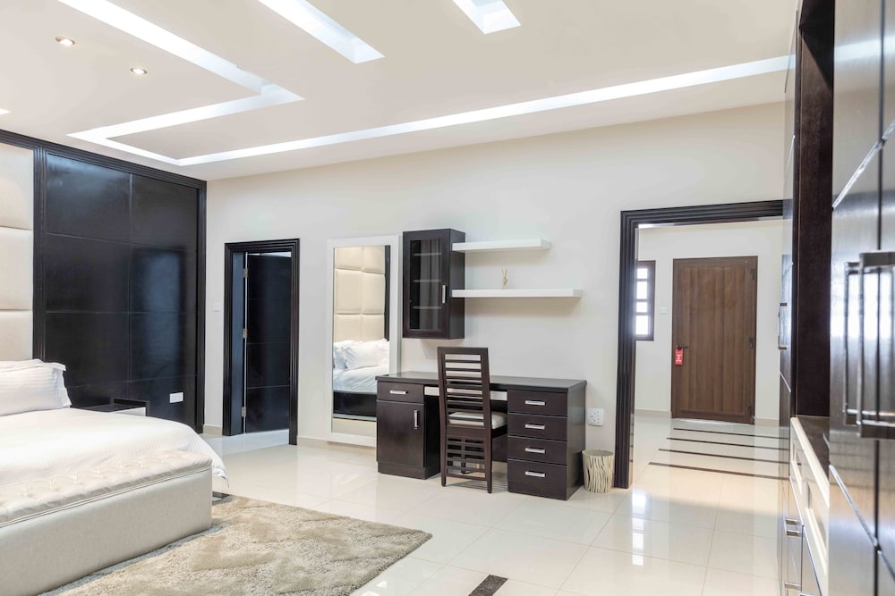 EXECUTIVE, SUITE