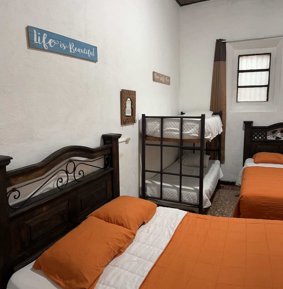 Feathers Hotel And Lounge - Hostel 24/60