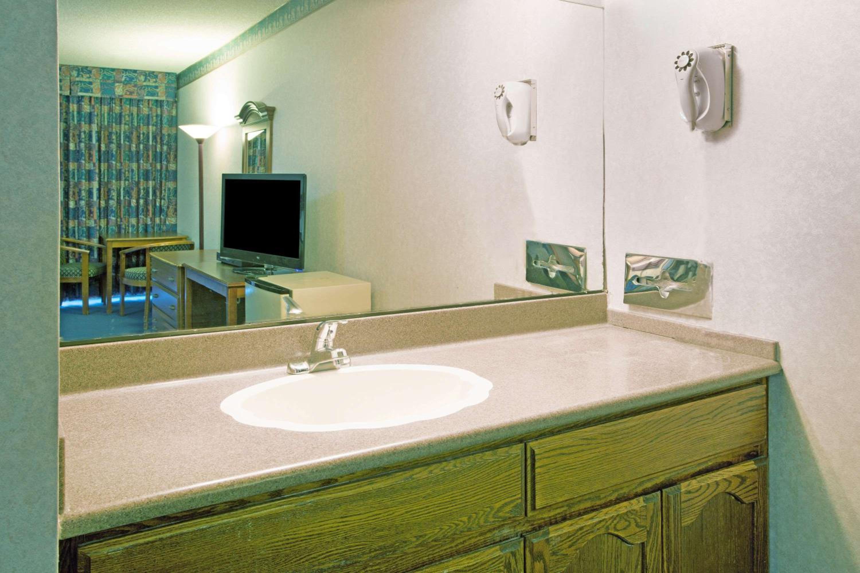 Deluxe, 2 Queen Beds, Ocean View, Travelodge by Wyndham Sunset-Huntington Beach Ocean Front 7/10