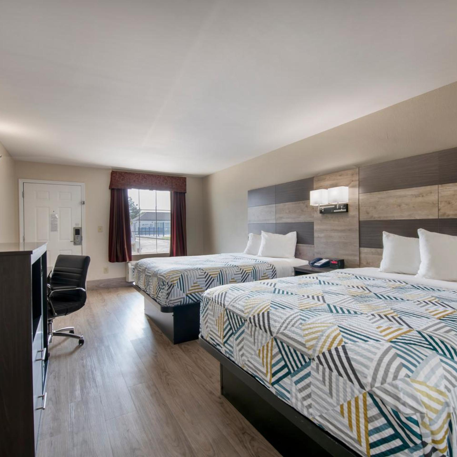2 Queen Beds - Non-Smoking, Micfridge