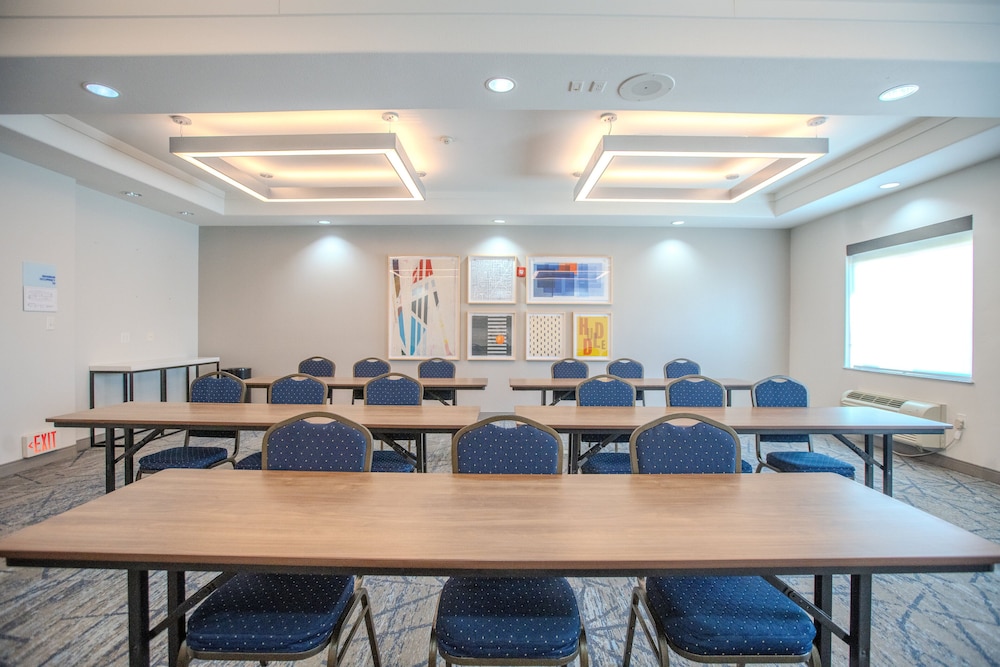 Holiday Inn Express Hotel And Suites Cleveland 45/55