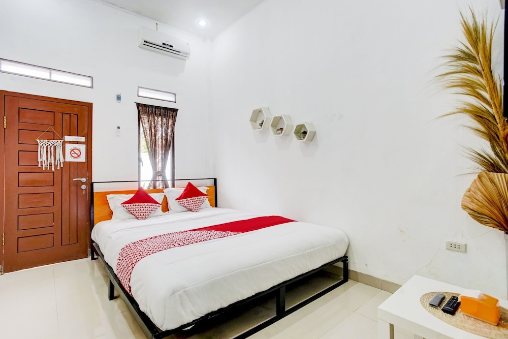 OYO 90124 Oemah Ratu Hostel Syariah 15/28