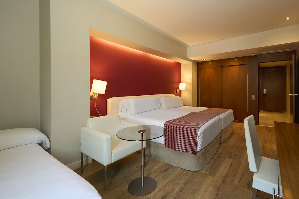 Room, Triple, Twin Beds, Sofa, Hotel Catalonia Ramblas 4/6