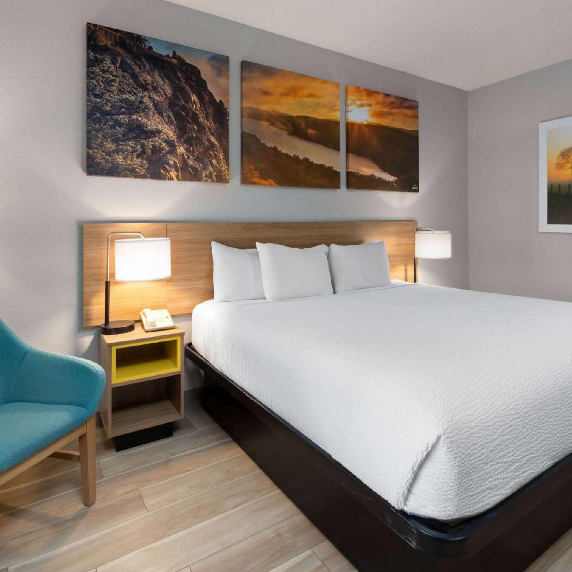 غرفة بسرير كينج بحوض استحمام لذوي الإعاقة، Days Inn by Wyndham Hutchinson 2/9