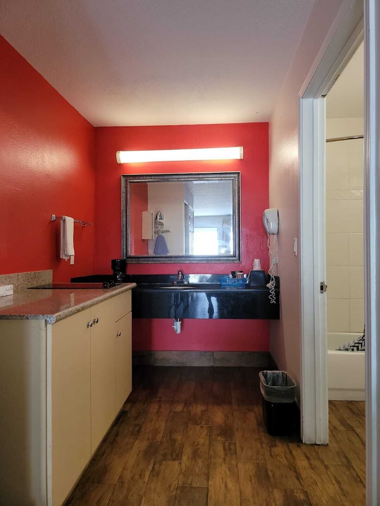 Texas Inn & Suites Raymondville 15/55