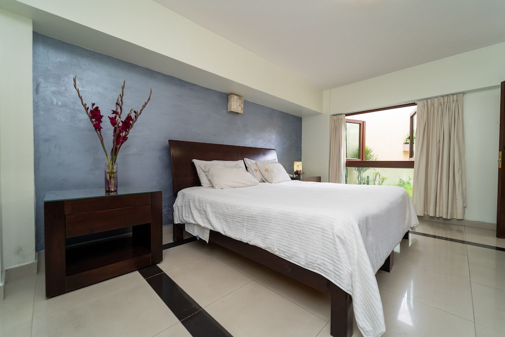 JUNIOR, KING BED
