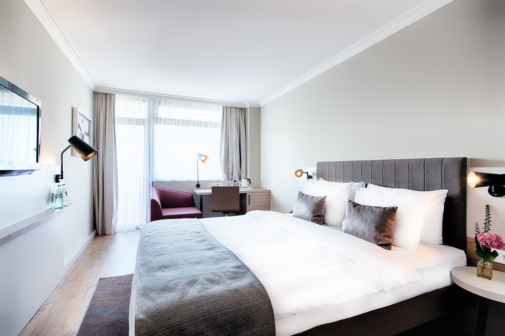 Standard, Queen Bed, City or Forest View, High Floor