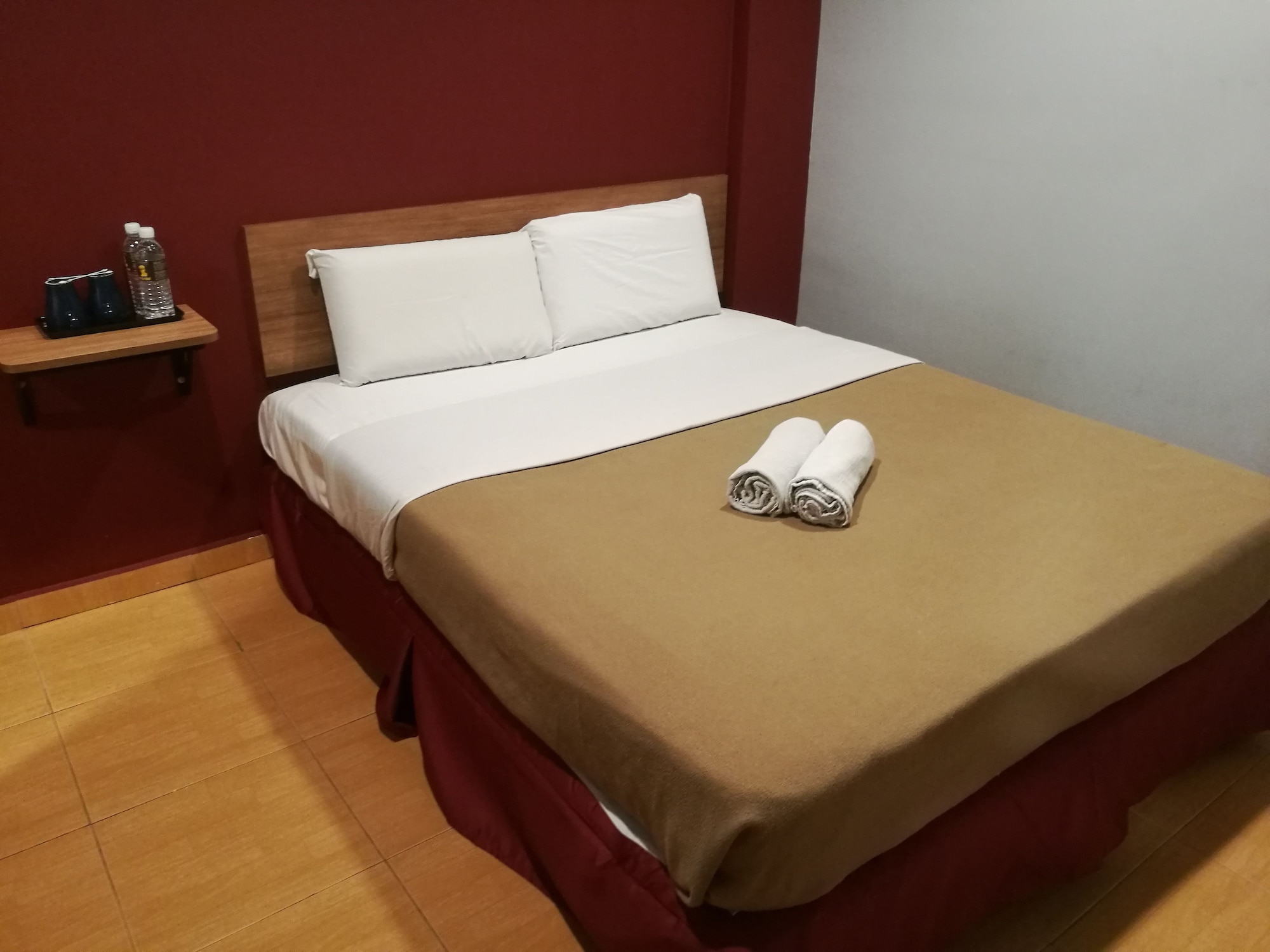 DELUXE, DOUBLE BED, NO WINDOW