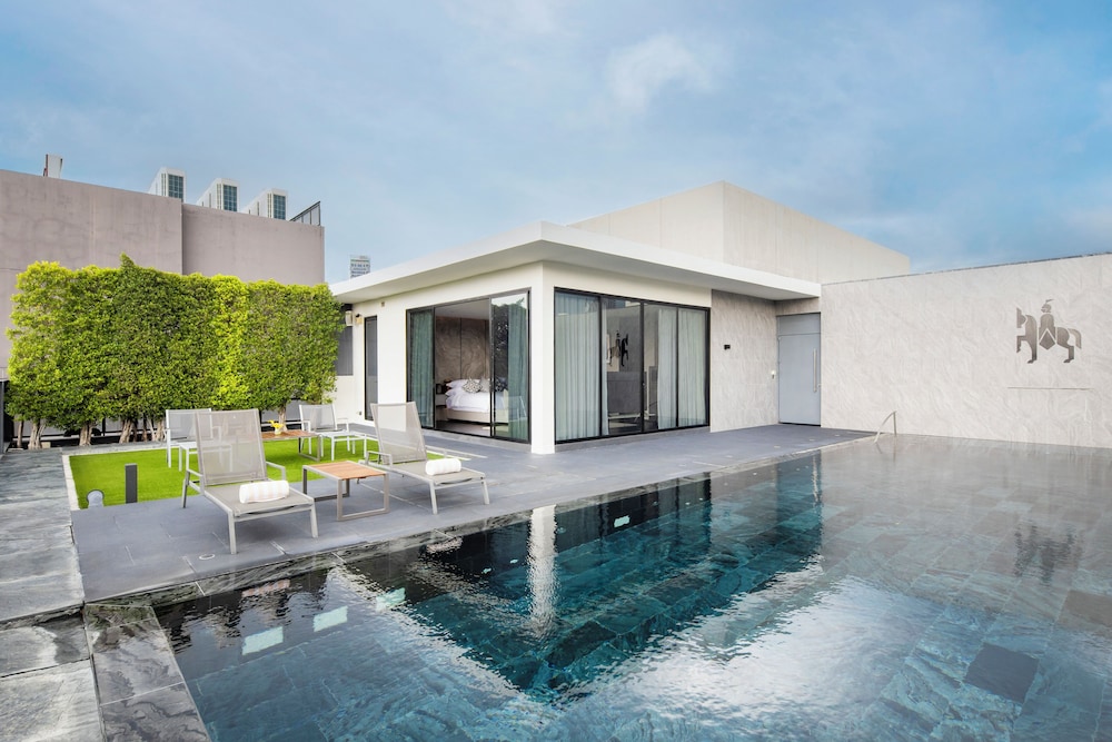 Walton Suites Sukhumvit 45/49