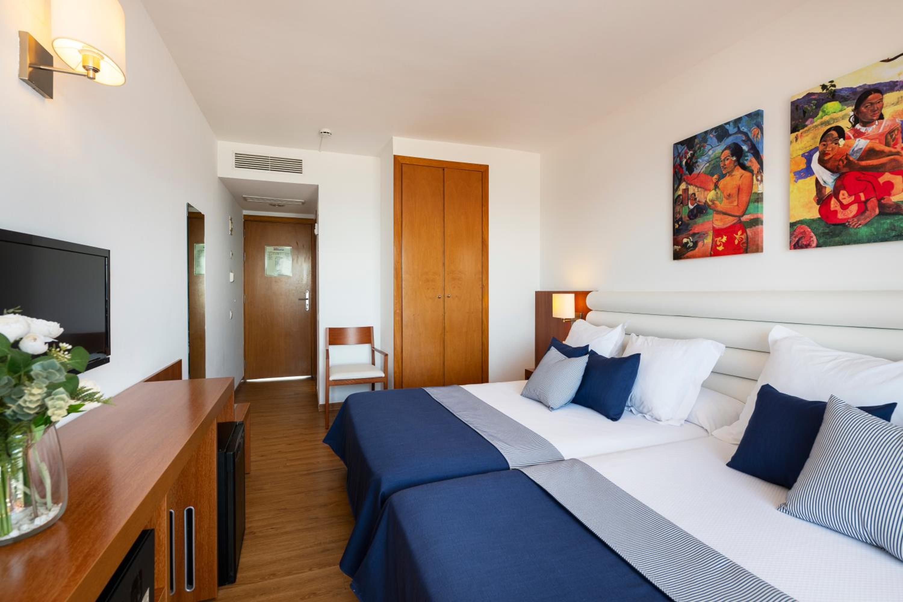 Superior, 2 Double Beds, Pool and Sea View