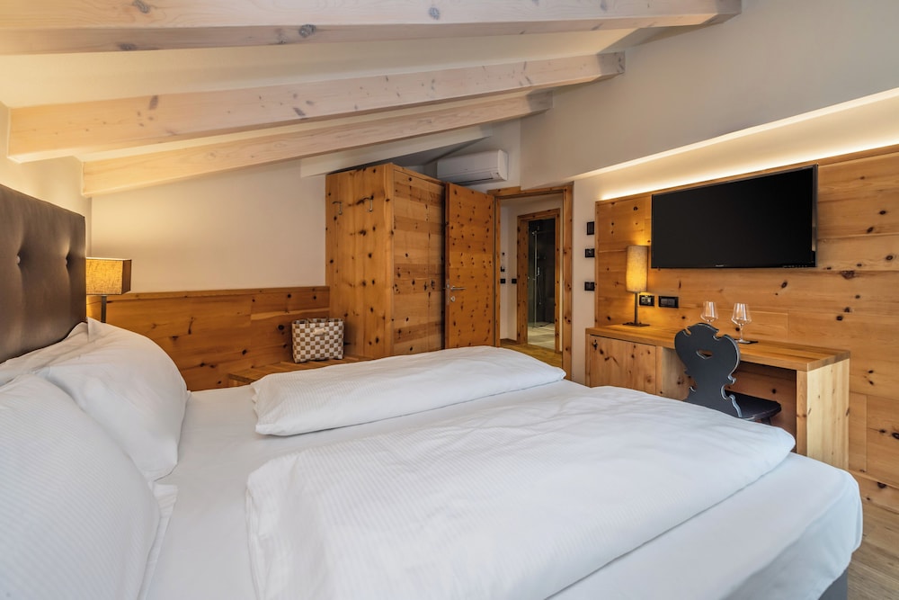 Alpine, Roof, Suite, King and Twin Beds