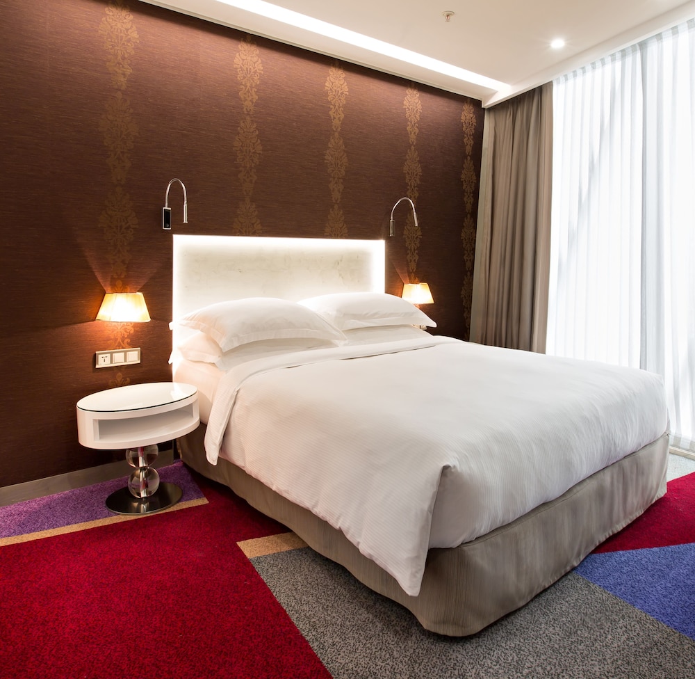1 BEDROOM, SUITE, CITY VIEW
