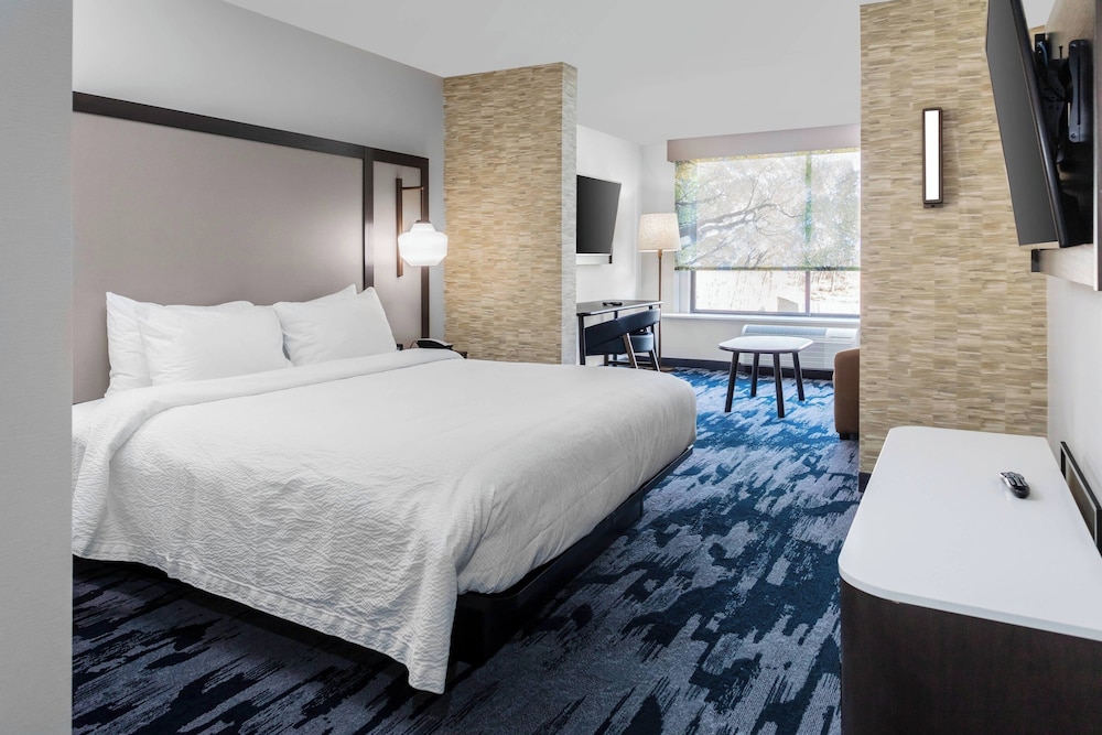 Suite, King Bed, Sofa, Accessible
