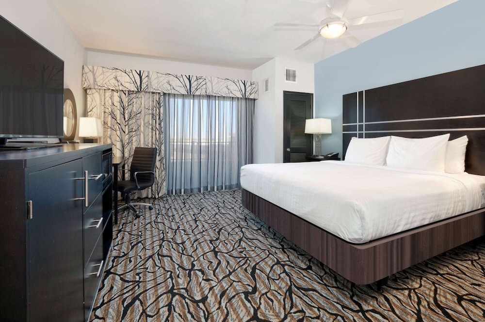 DELUXE, KING BED, ACCESSIBLE