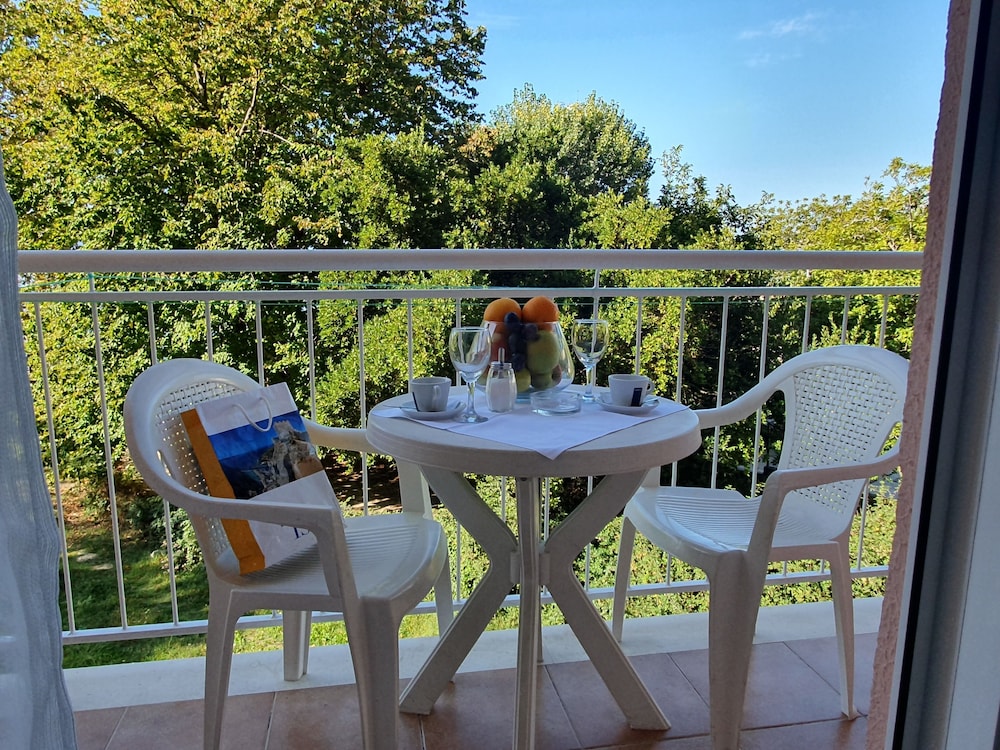 BRZET HOTEL OMIS 26/50