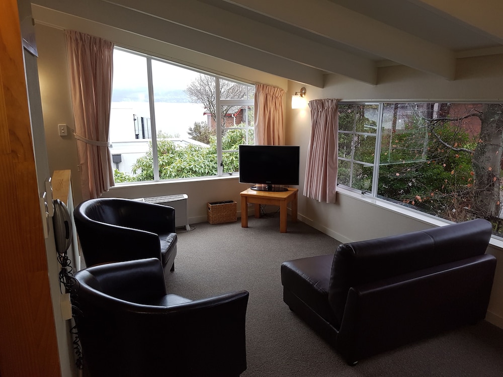 Cottage Mews Motel 47/72