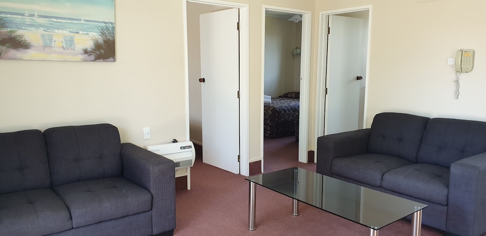 Commodore Motor Lodge 38/58