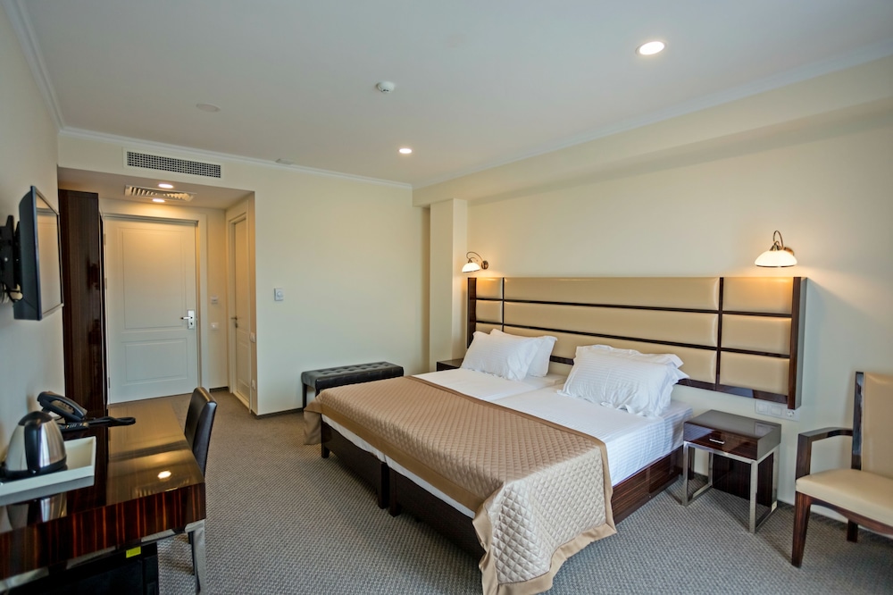 Deluxe, Double or Twin Bed, Mountain Side, Mountain View