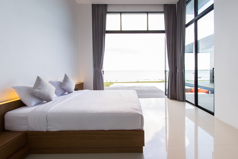2 BEDROOMS, POOL, VILLA, BEACH FRONT