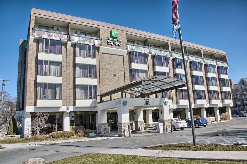 Holiday Inn Express Detroit-Birmingham 1/39