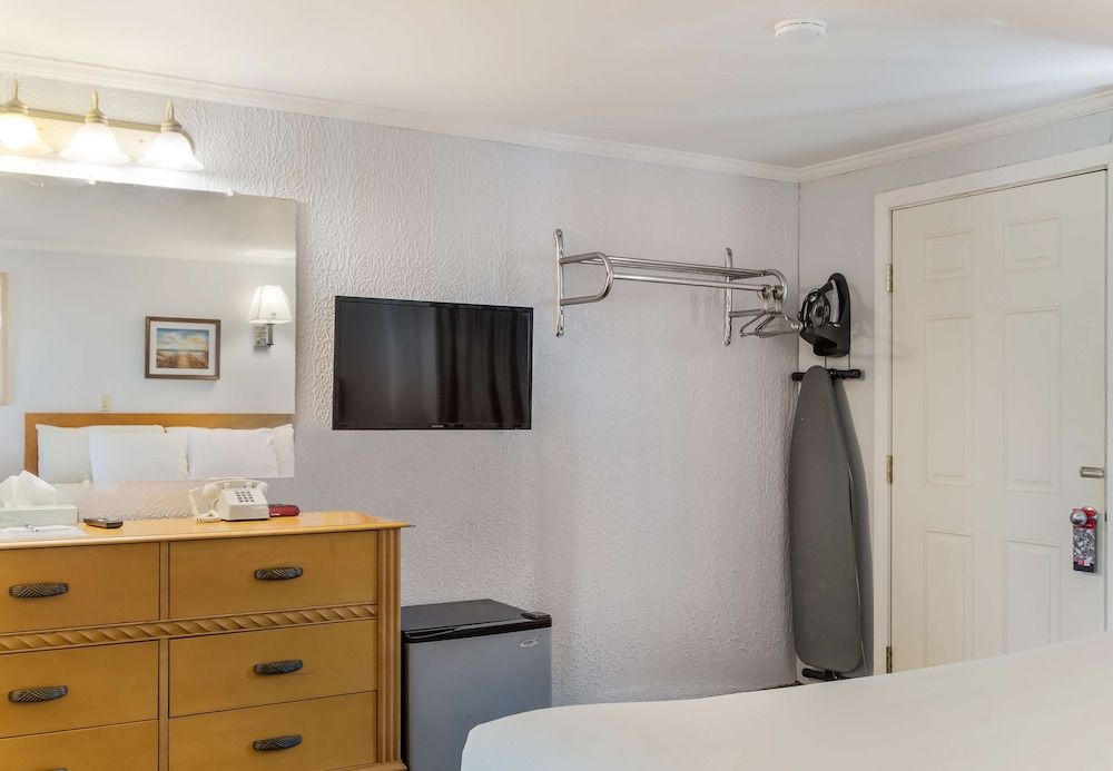 Americas Best Value Inn Suites Hyannis Cape Cod 10/42