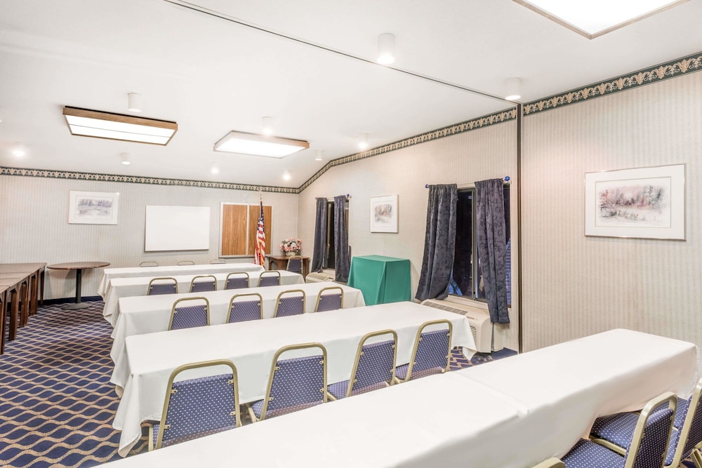 Days Inn Niantic Near Casinos 22/28