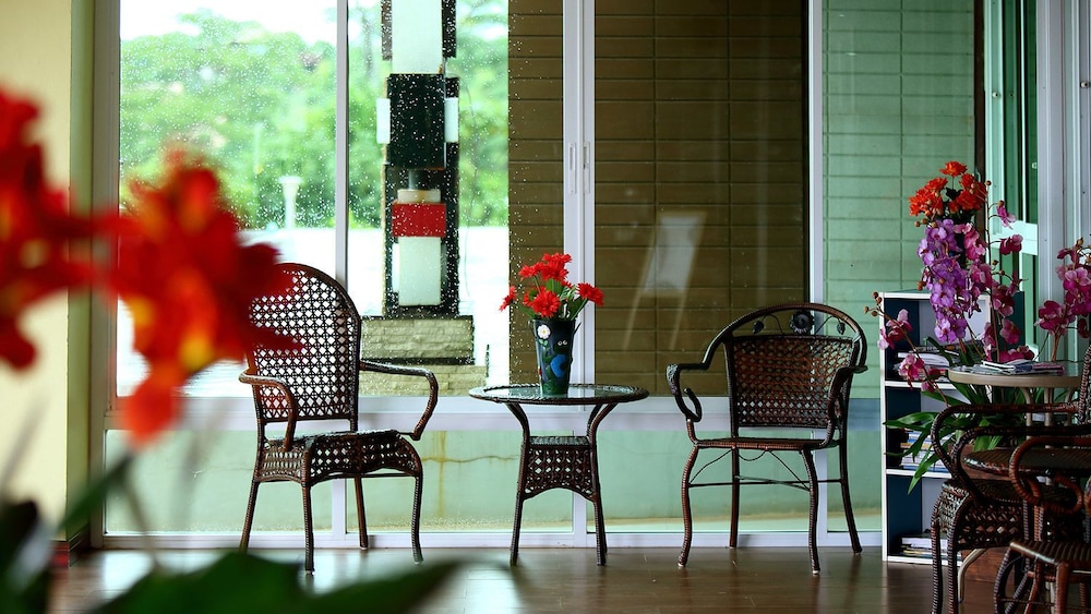 Breeze Hill Hotel 36/50