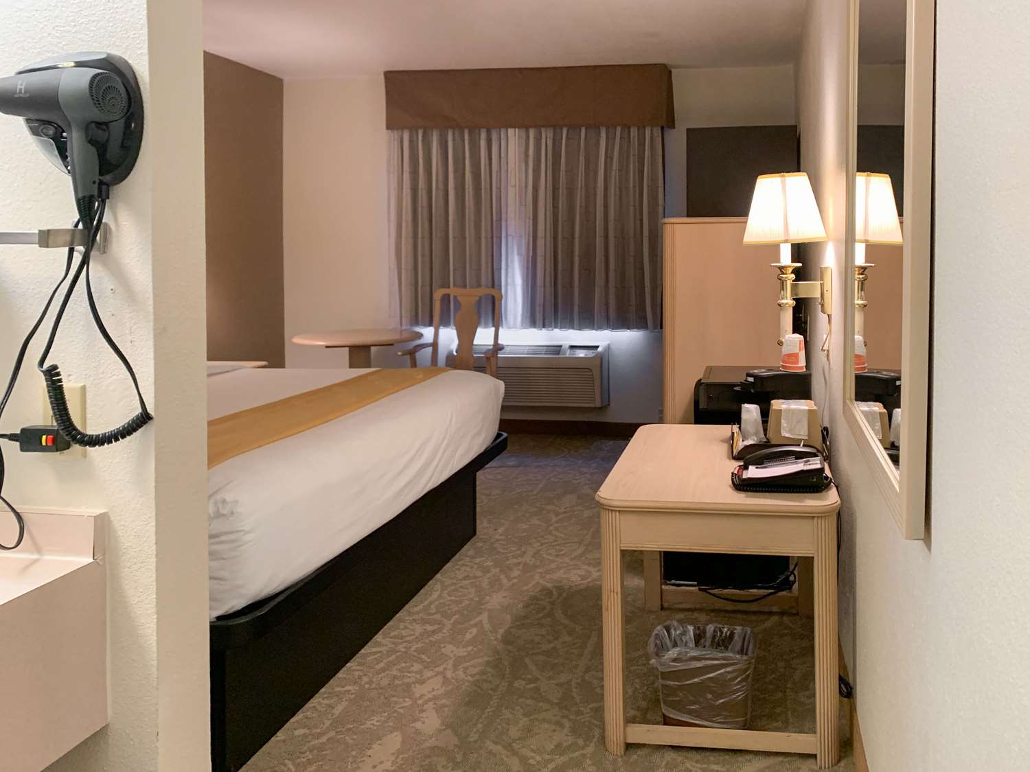 ROOM, KING BED