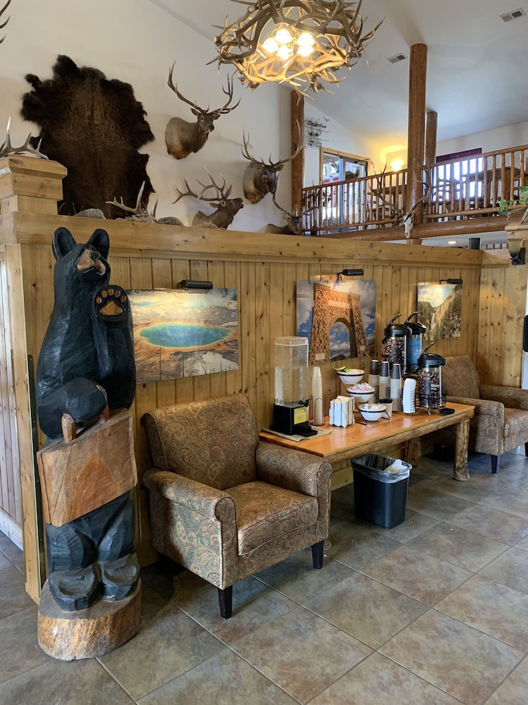 Antler Lodge 24/40