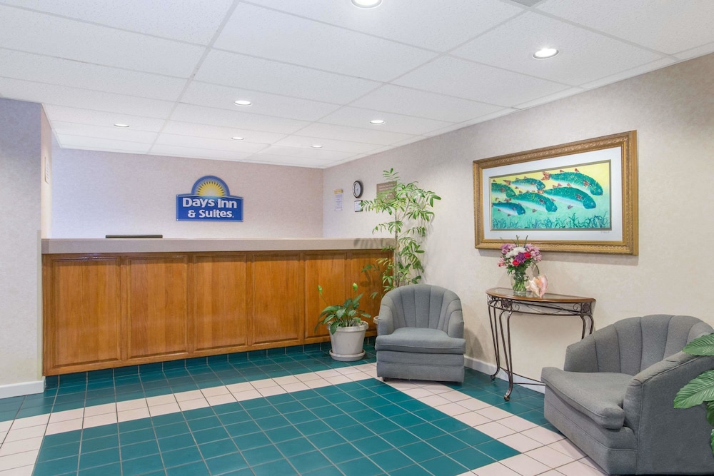 Days Inn & Suites by Wyndham Navarre - near Beaches/Hurlburt 5/27