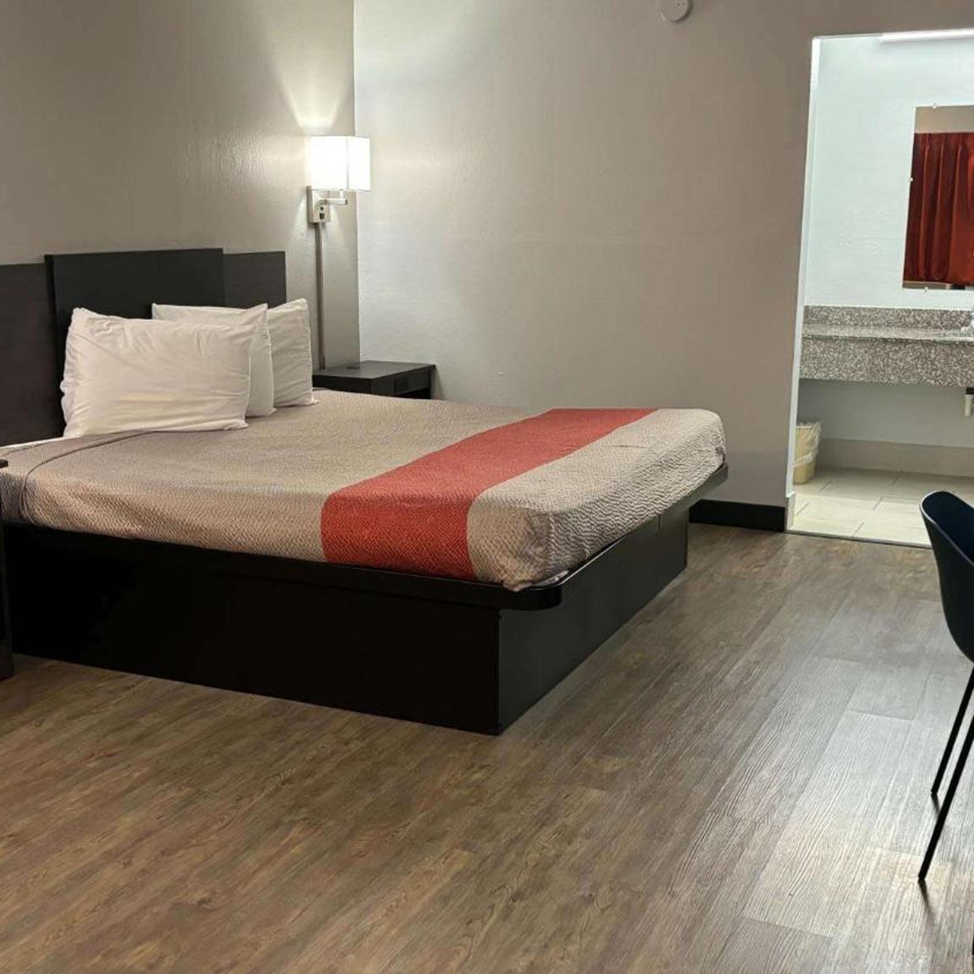 1 Queen Bed - ADA/RI Shower/Non-Smoking