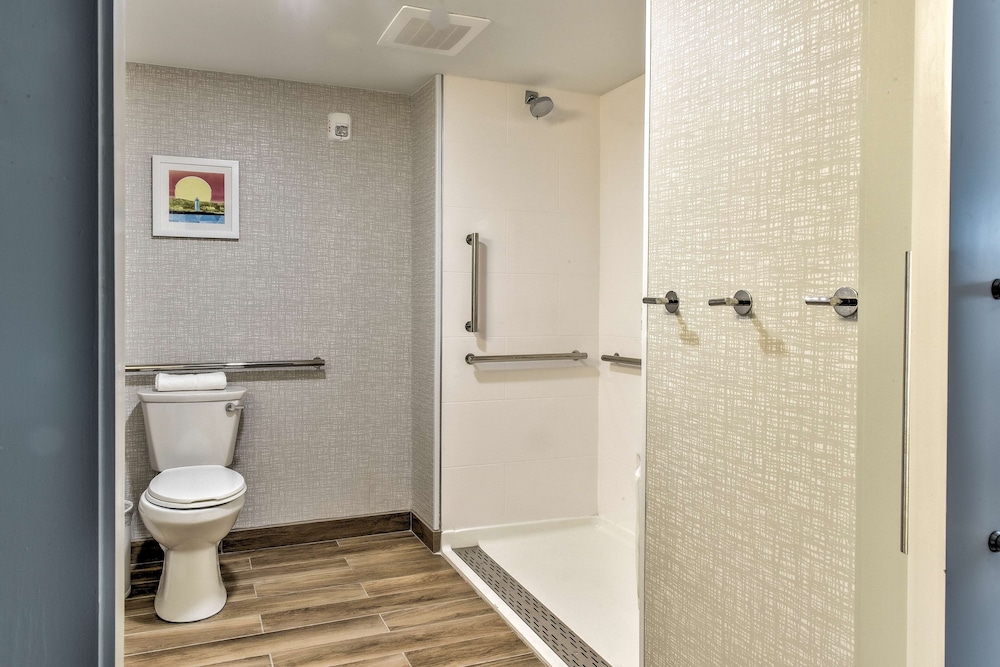 Hampton Inn and Suites Keene 18/47