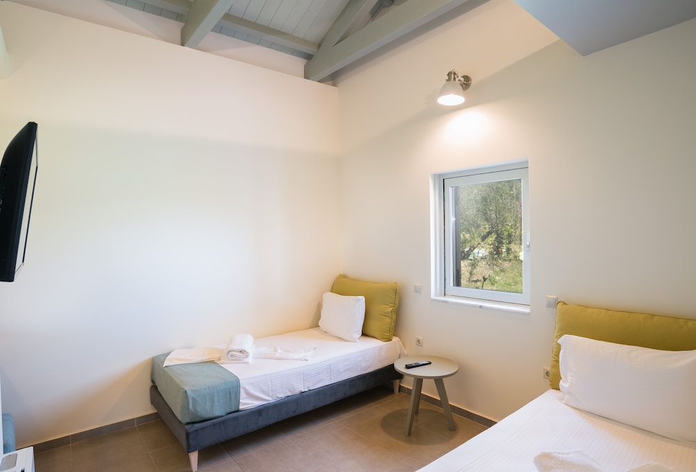 THREE STARS BEACH HOTEL 11/60