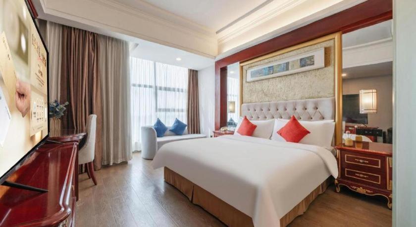 Vienna International Hotel (Shanghai Hongqiao National Exhibition and Convention Center Caobao Road) 32/47