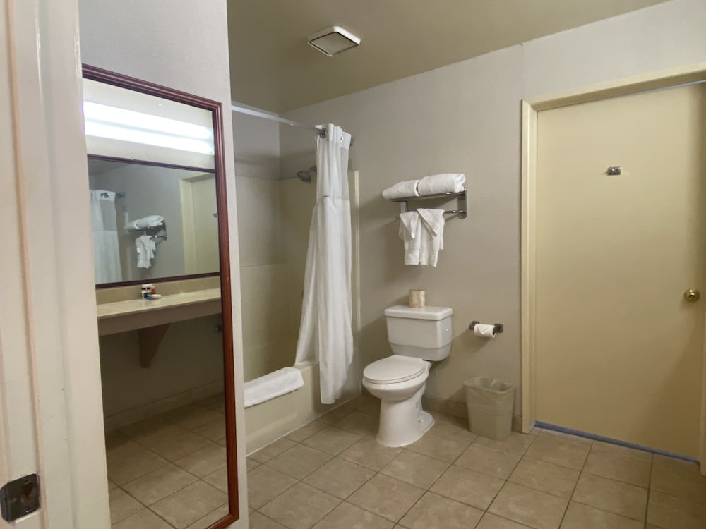 Ramada by Wyndham Los Angeles/Koreatown West 6/33