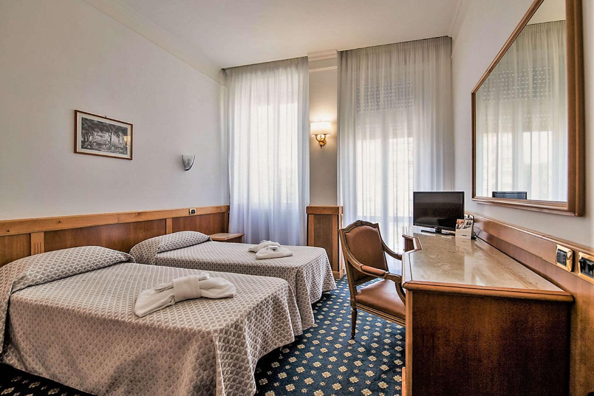 TWIN ROOM