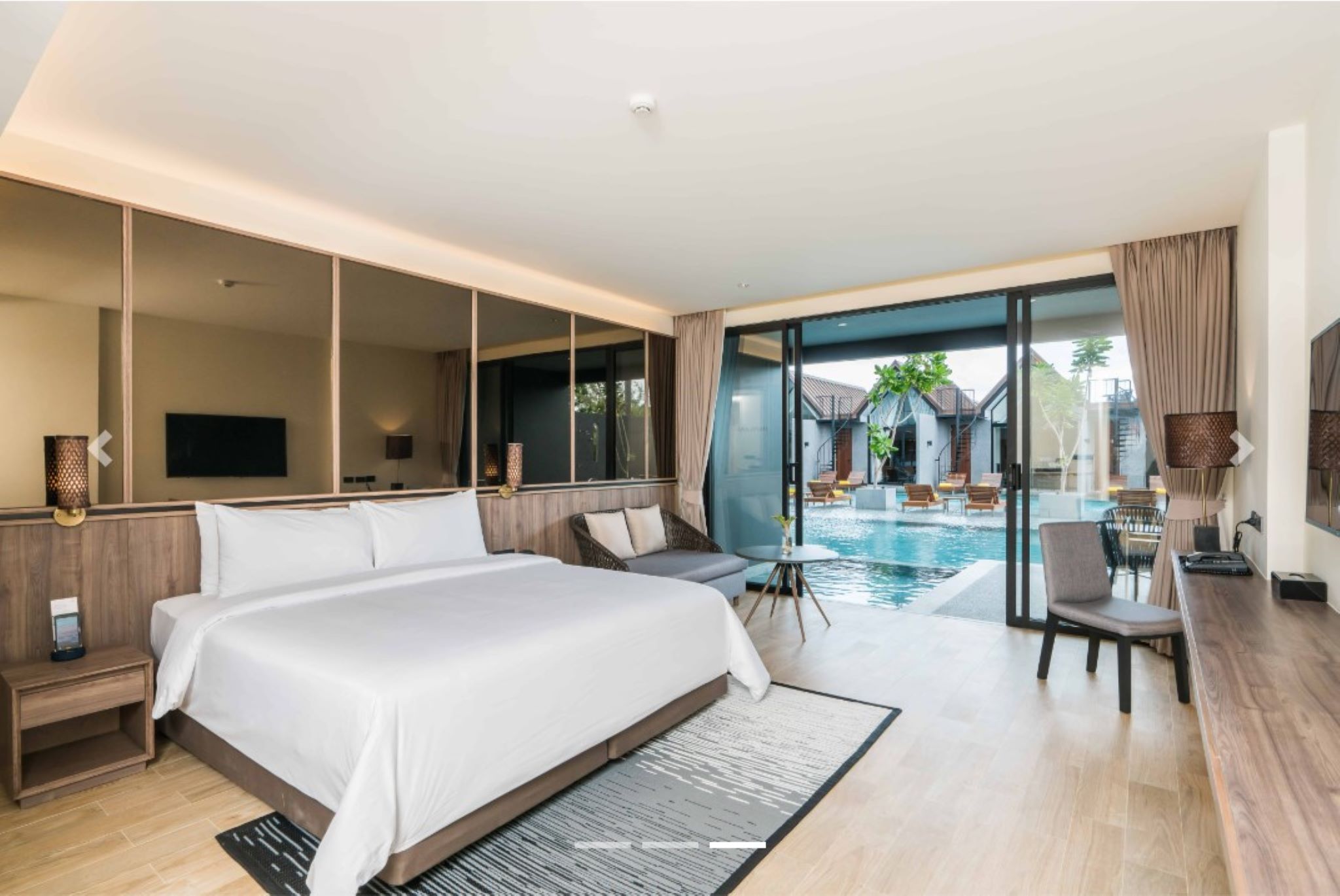 Cabana, King Bed, Pool Side