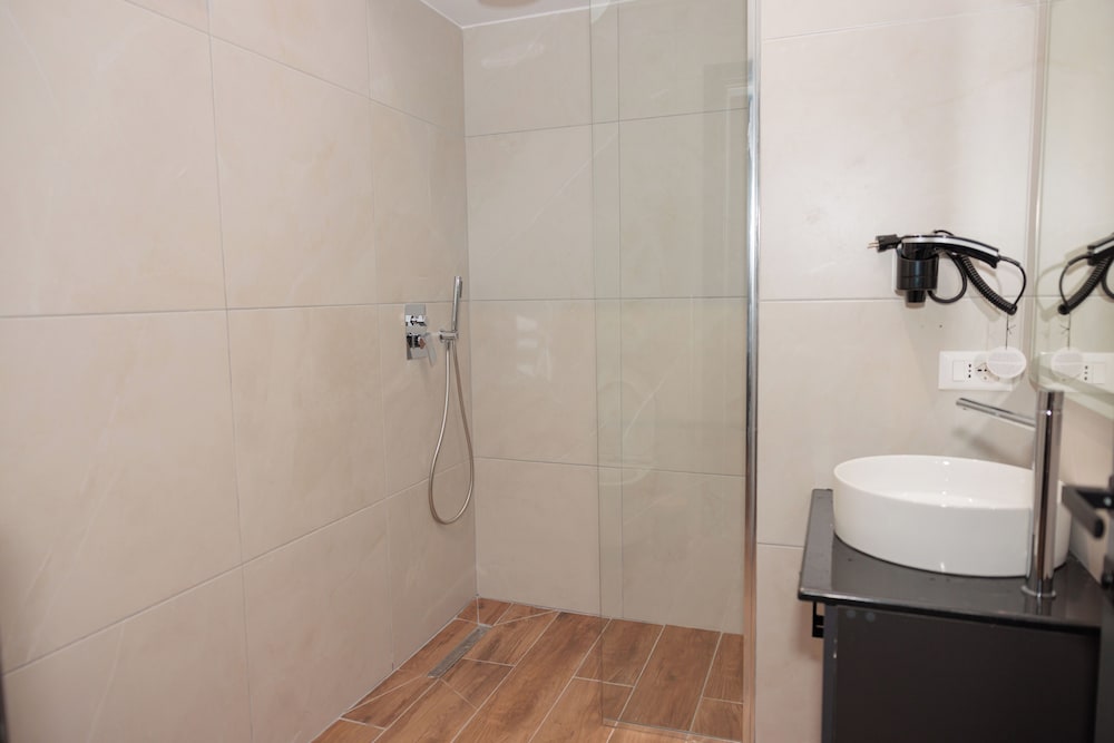 Bel Ami Hotel Tirana 51/54