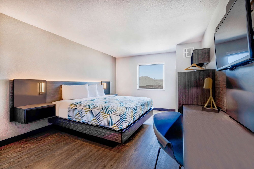Deluxe, King Bed