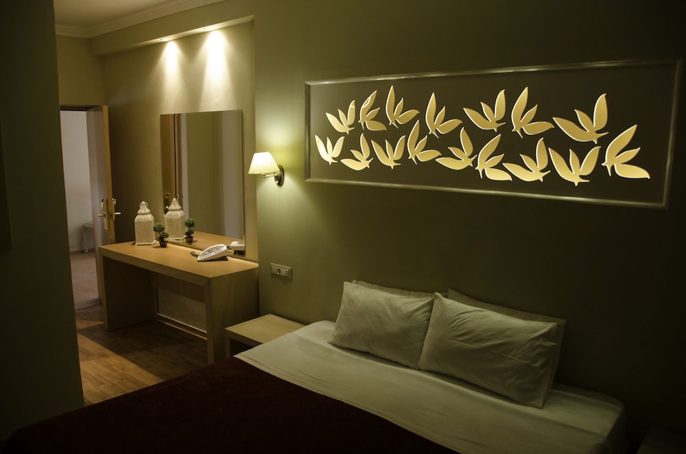 LYDIA HOTEL 22/82