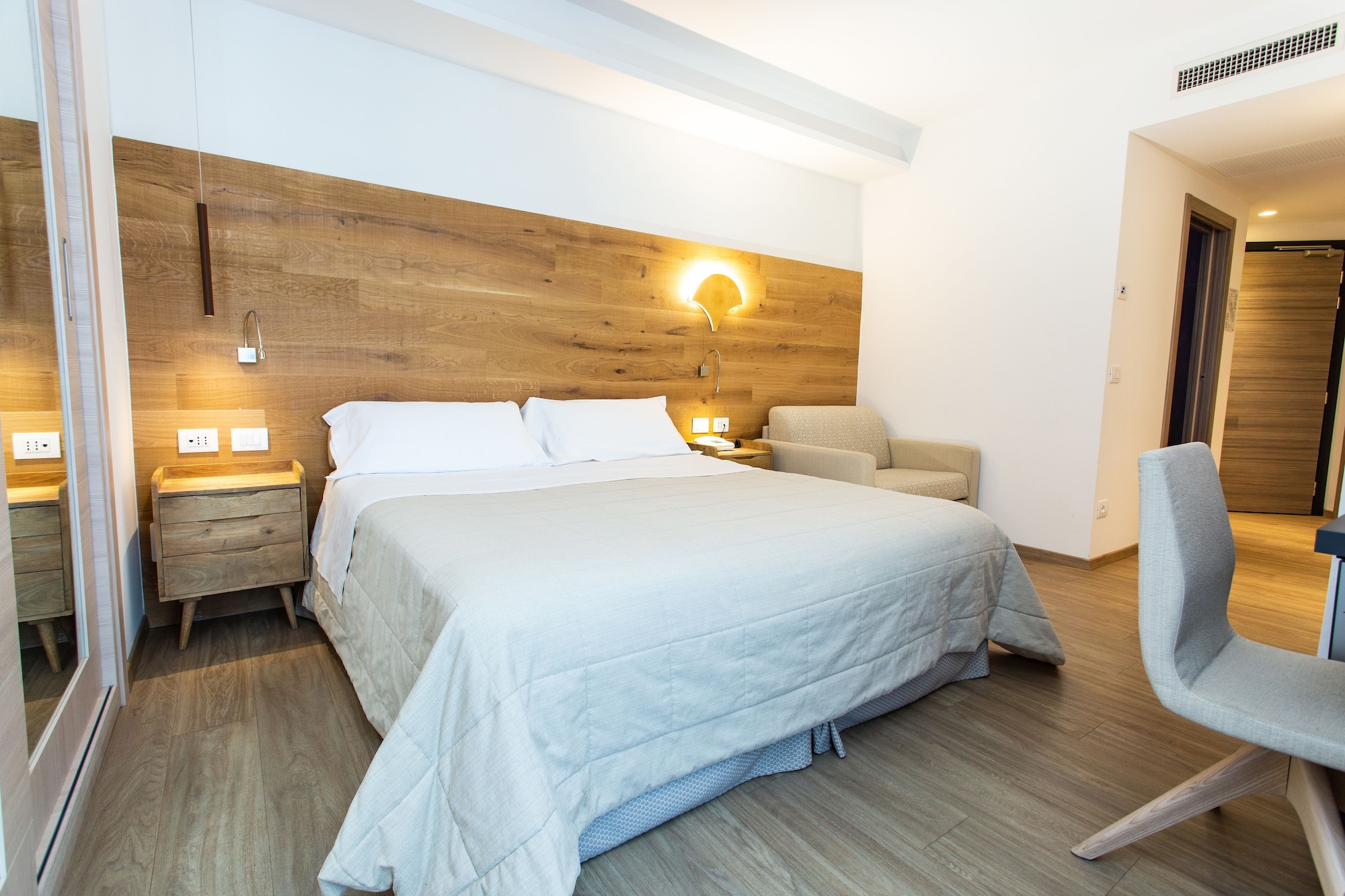 DELUXE, DOUBLE BED