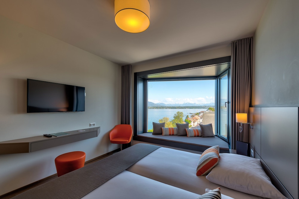 Lake Geneva Hotel 8/37