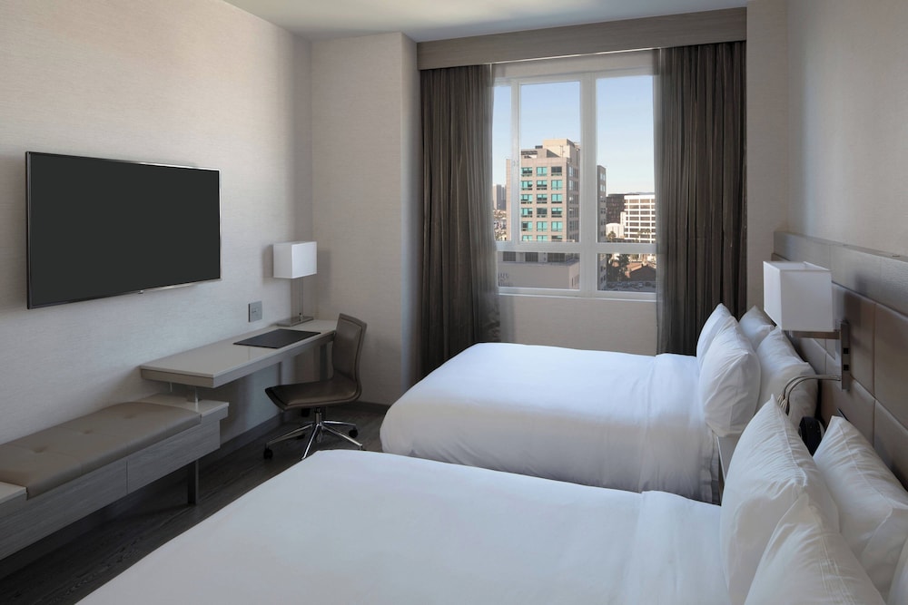 Room, 2 Queen Beds, City View